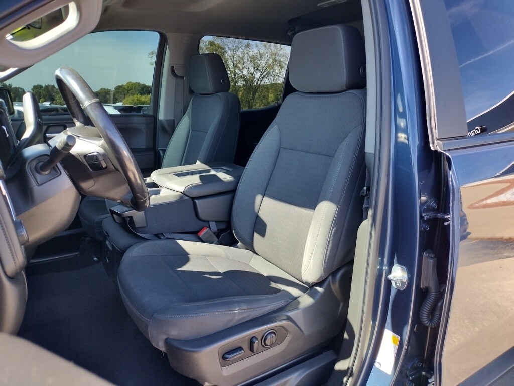 2022 Chevrolet Silverado 1500 LT photo 2