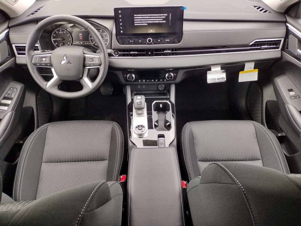 2025 Mitsubishi Outlander ES photo 2