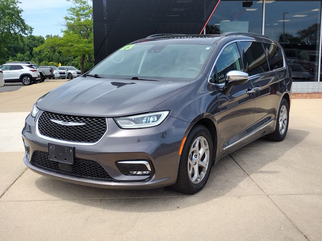 2023 Chrysler Pacifica Limited's photo