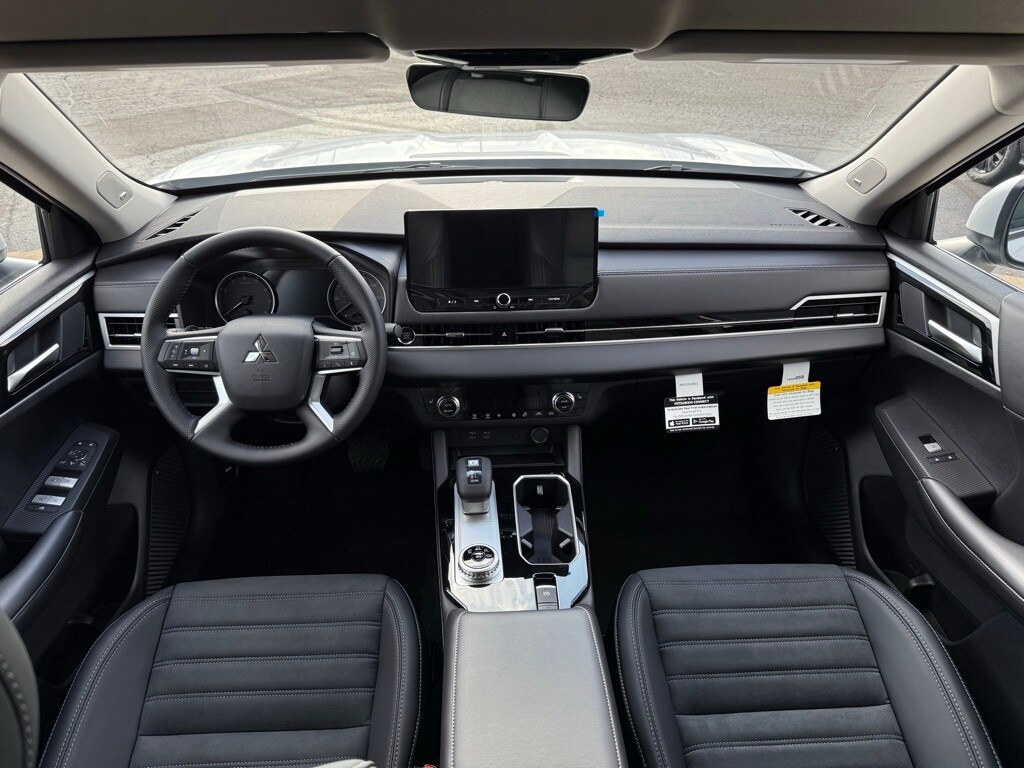 2025 Mitsubishi Outlander SE Ralliart photo 2