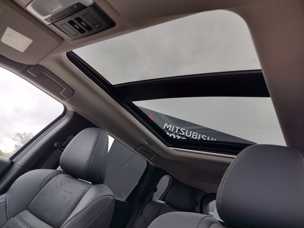 New 2025 Mitsubishi Outlander PHEV SE SUV