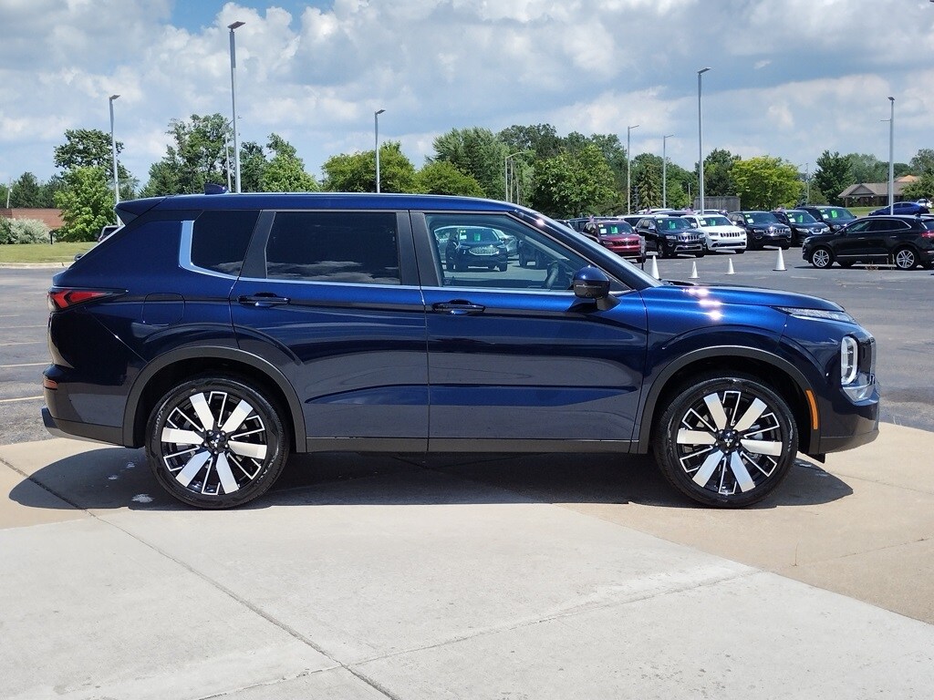 2025 Mitsubishi Outlander SE photo 4