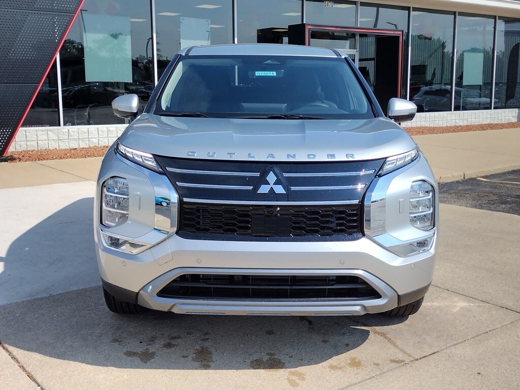 2025 Mitsubishi Outlander SE photo 2
