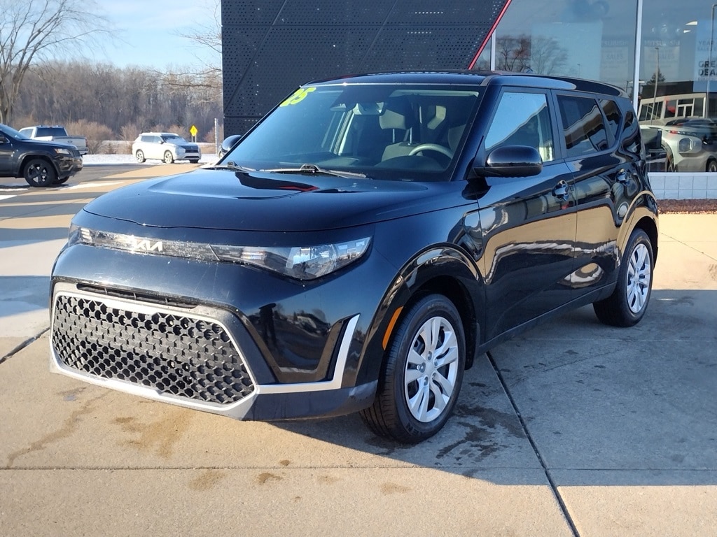 2025 Kia Soul LX's photo