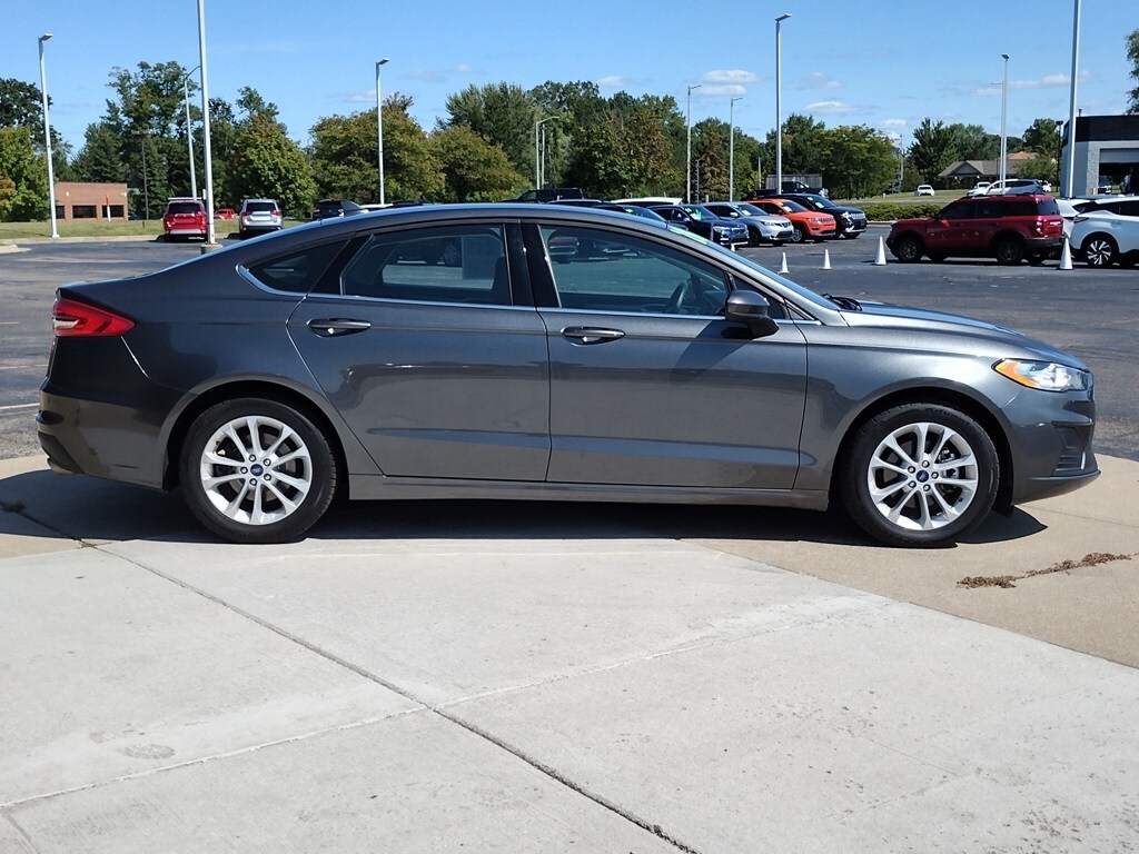 2020 Ford Fusion SE photo 3