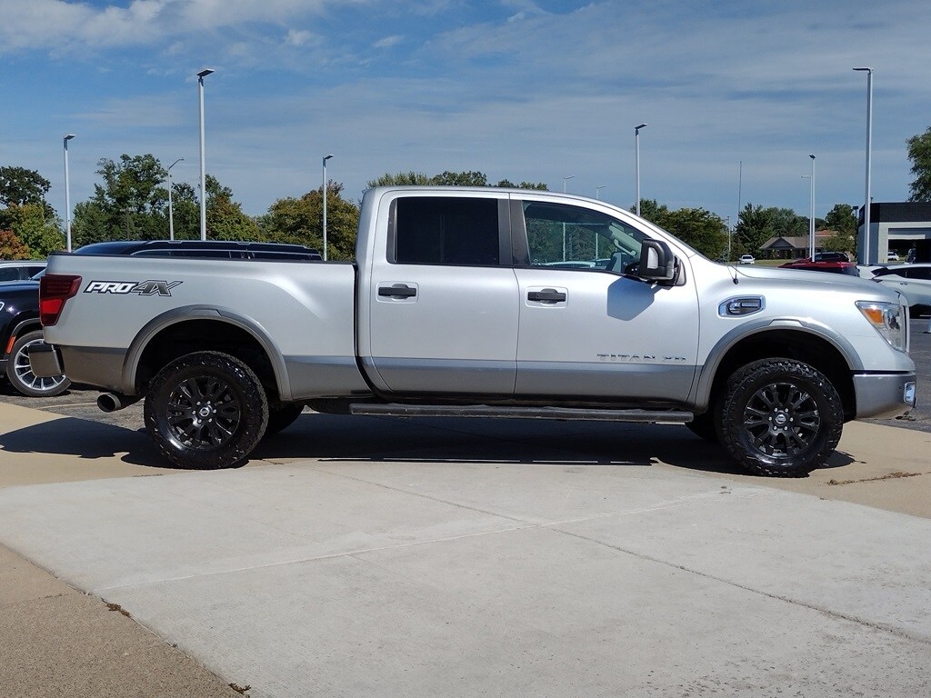 2016 Nissan Titan PRO-4X photo 2