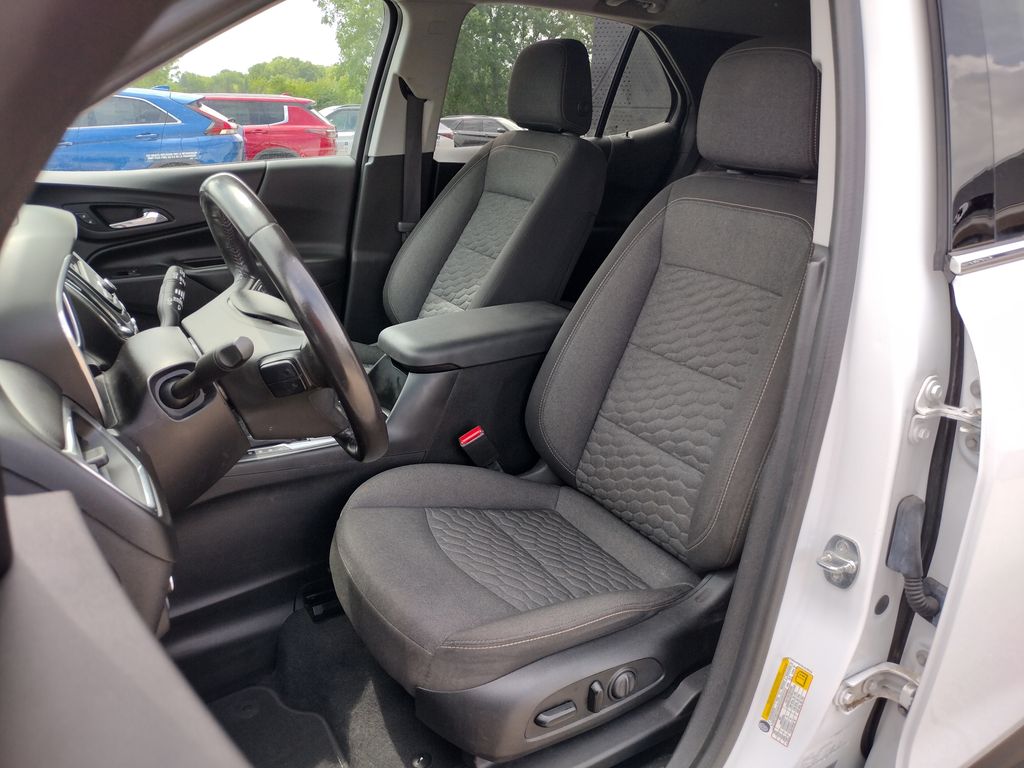 Used 2020 Chevrolet Equinox LT with VIN 2GNAXKEV5L6136112 for sale in Grand Blanc Township, MI