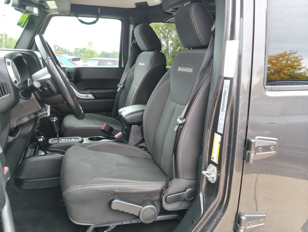 Used 2018 Jeep Wrangler Unlimited Sahara with VIN 1C4BJWEG4JL900169 for sale in Grand Blanc Township, MI