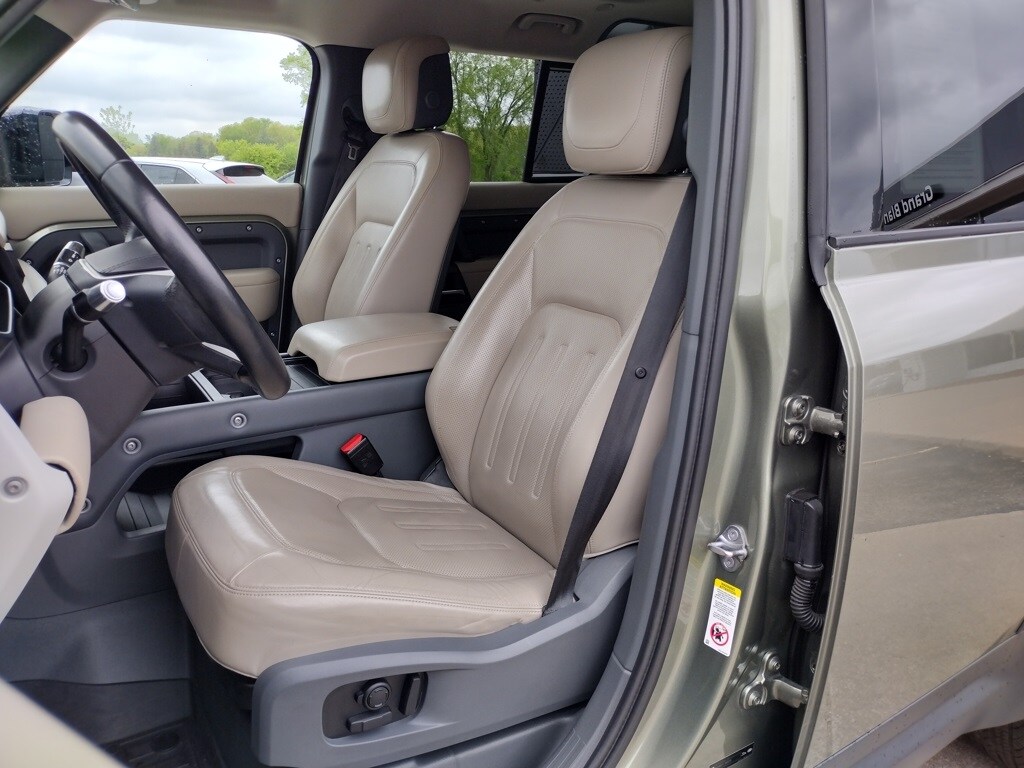 2020 Land Rover Defender Standard photo 2