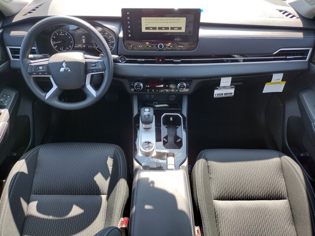 2025 Mitsubishi Outlander ES photo 2