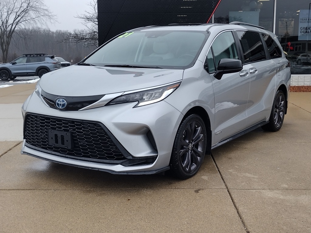 2021 Toyota Sienna XSE's photo