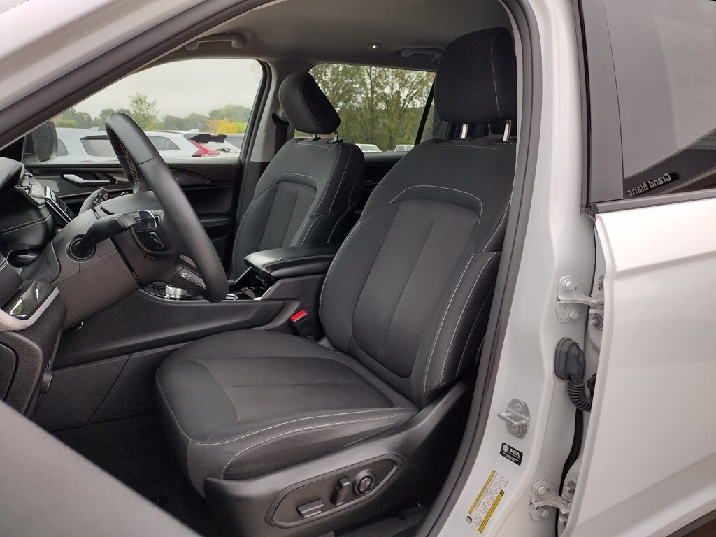 2023 Jeep Grand Cherokee Laredo photo 2