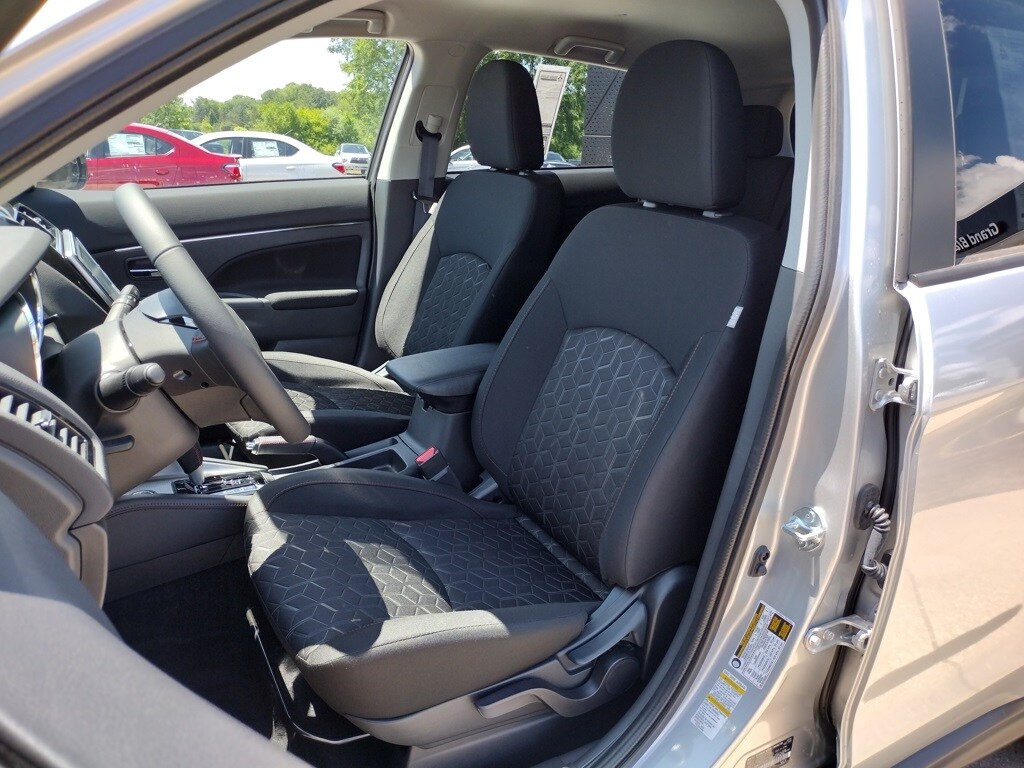 2025 Mitsubishi Outlander Sport LE photo 2