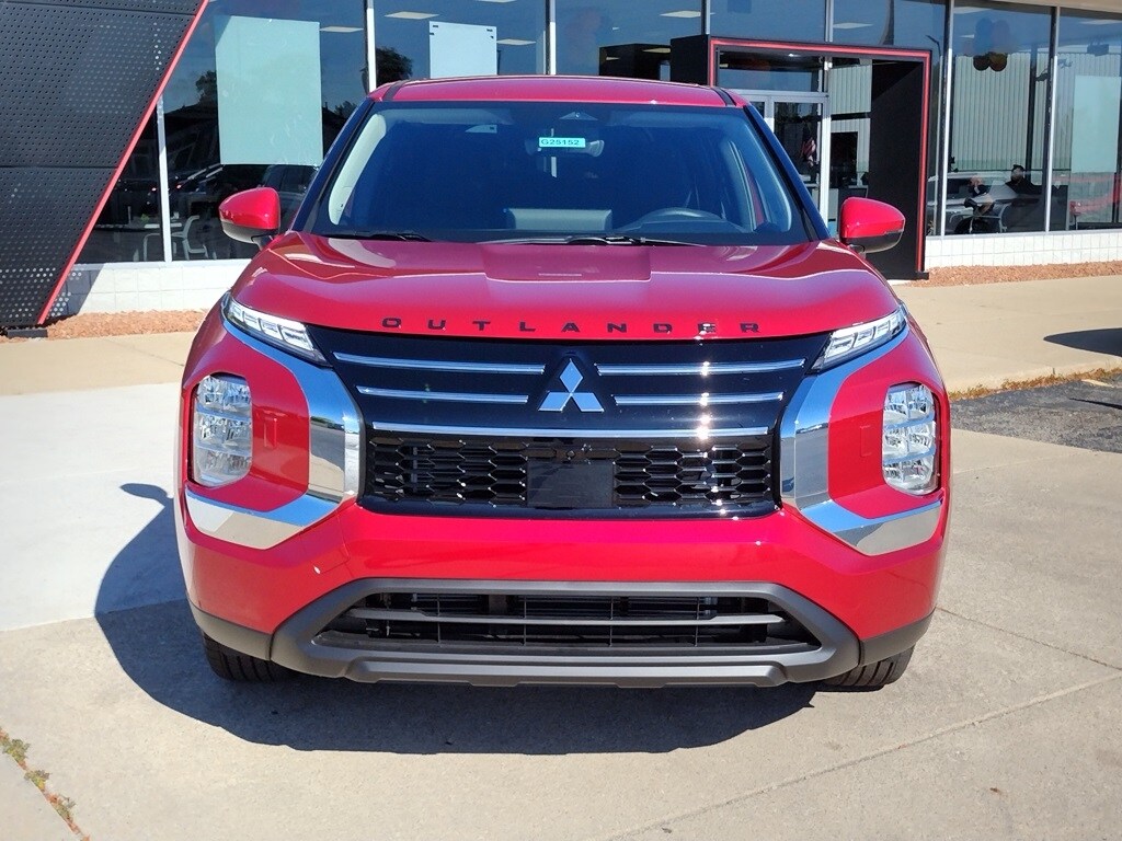 2025 Mitsubishi Outlander ES photo 2