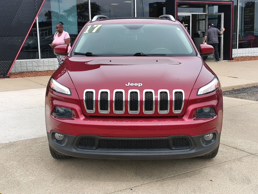 Used 2017 Jeep Cherokee Latitude with VIN 1C4PJLCB1HW603932 for sale in Grand Blanc Township, MI