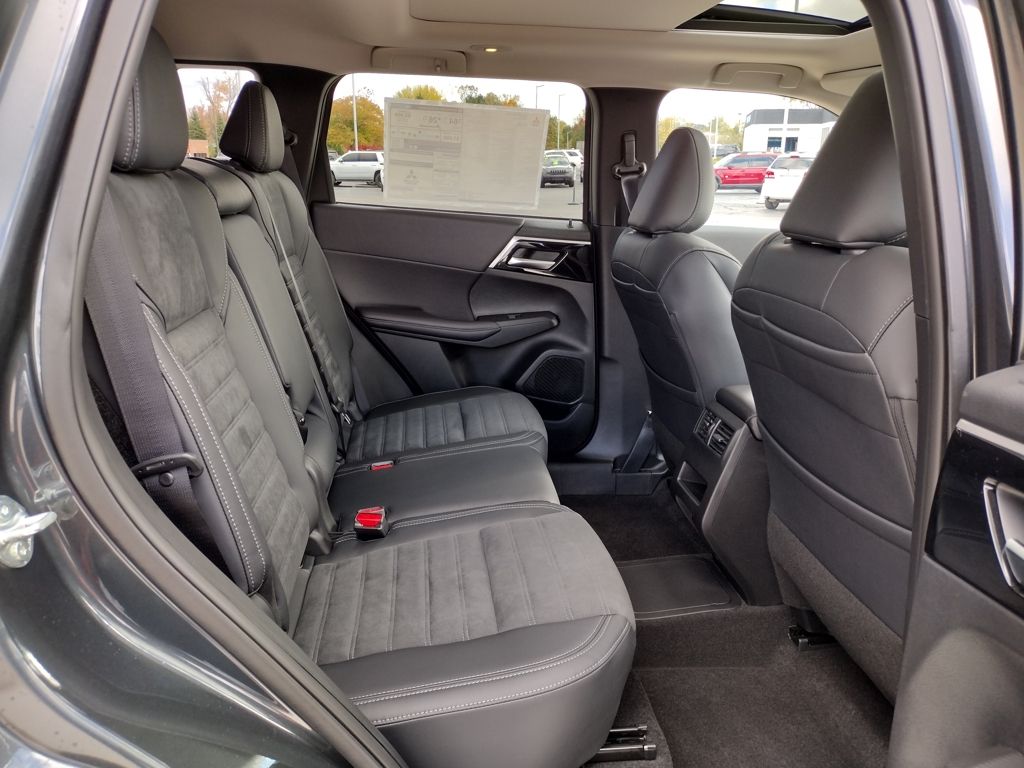 2025 Mitsubishi Outlander Plug-in Hybrid SE - Photo 10