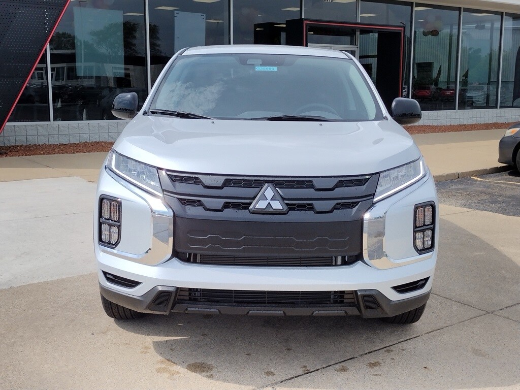 2025 Mitsubishi Outlander Sport LE photo 2
