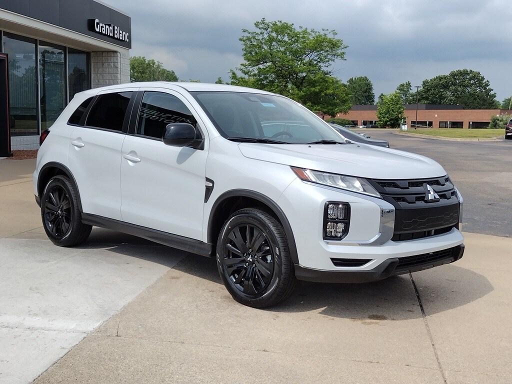 2025 Mitsubishi Outlander Sport LE photo 3