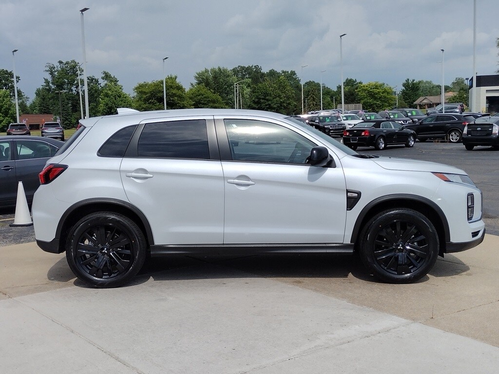 2025 Mitsubishi Outlander Sport LE photo 4