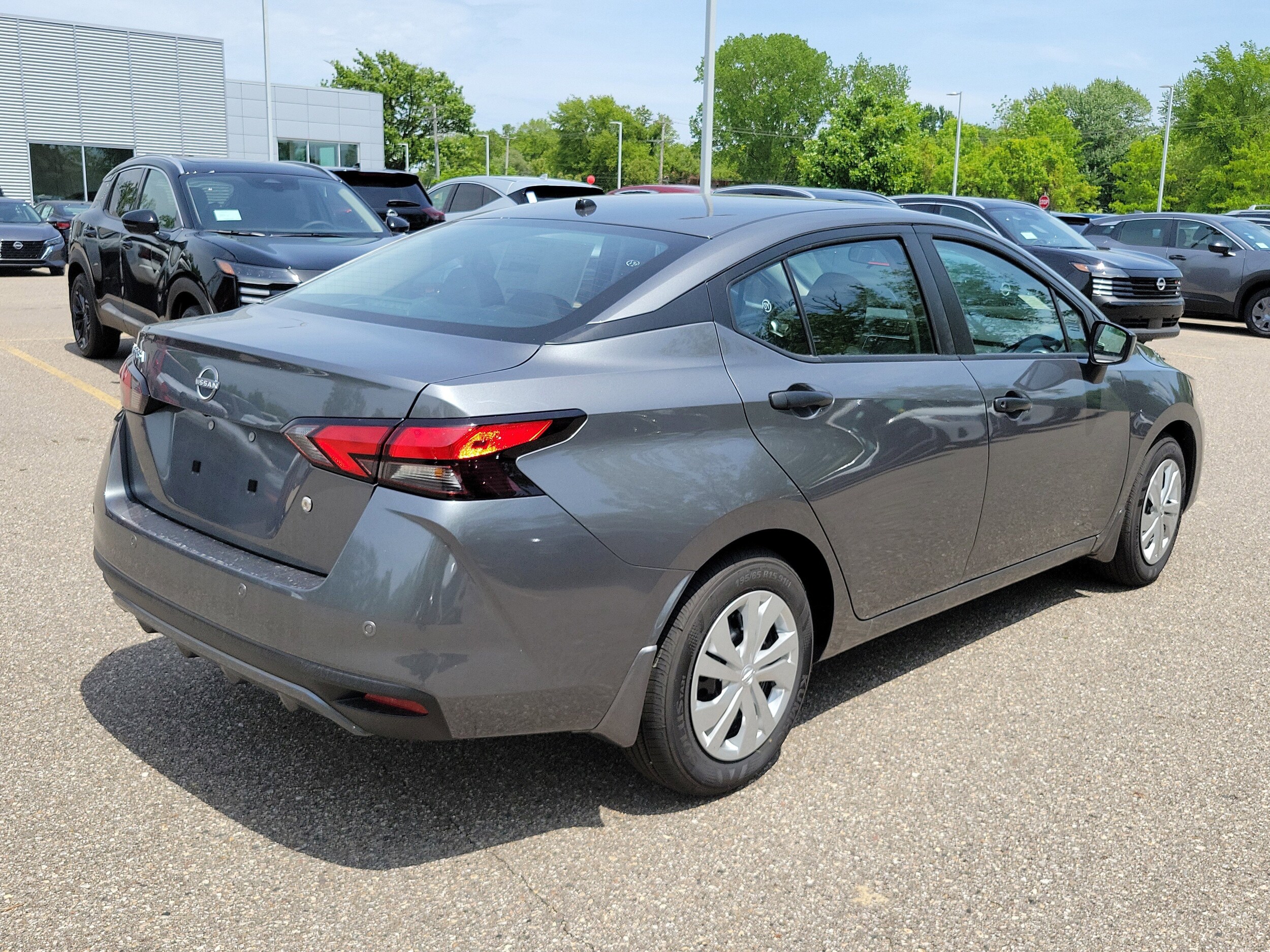 2025 Nissan Versa 1.6 S photo 2