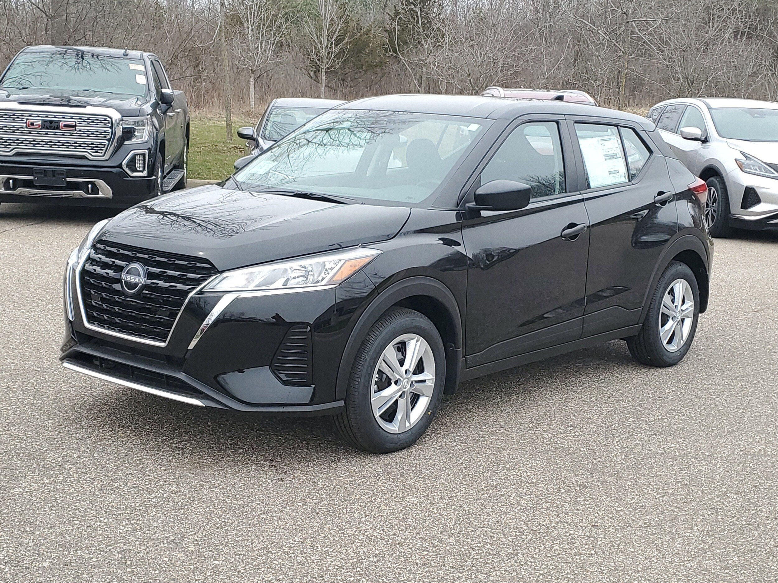 2025 Nissan Kicks Play S photo 2