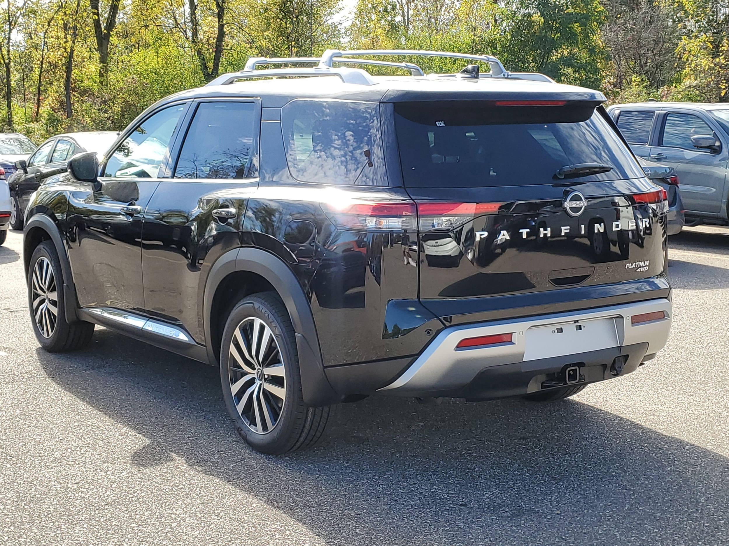 2025 Nissan Pathfinder Platinum photo 2