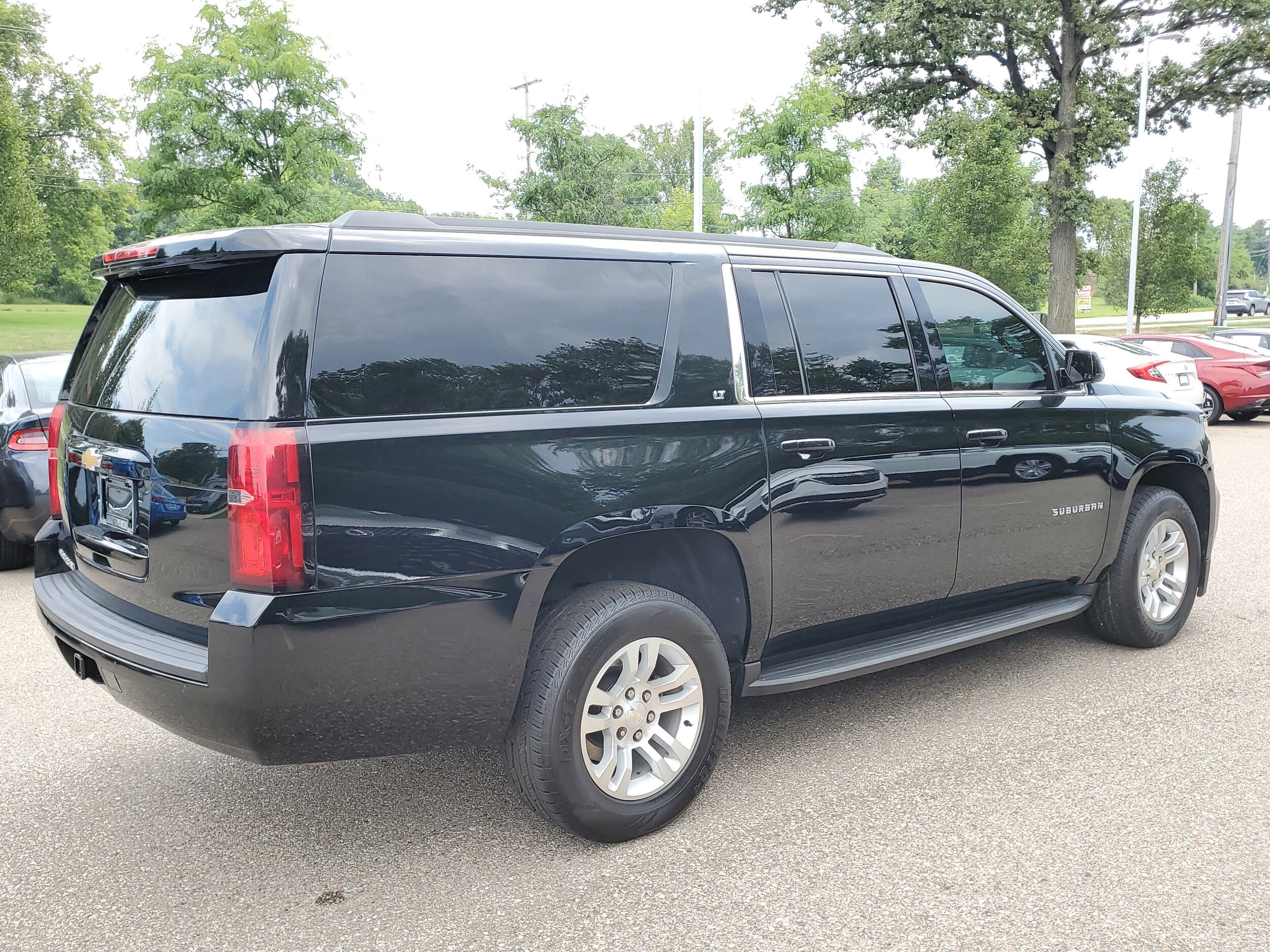 2020 Chevrolet Suburban LT photo 3
