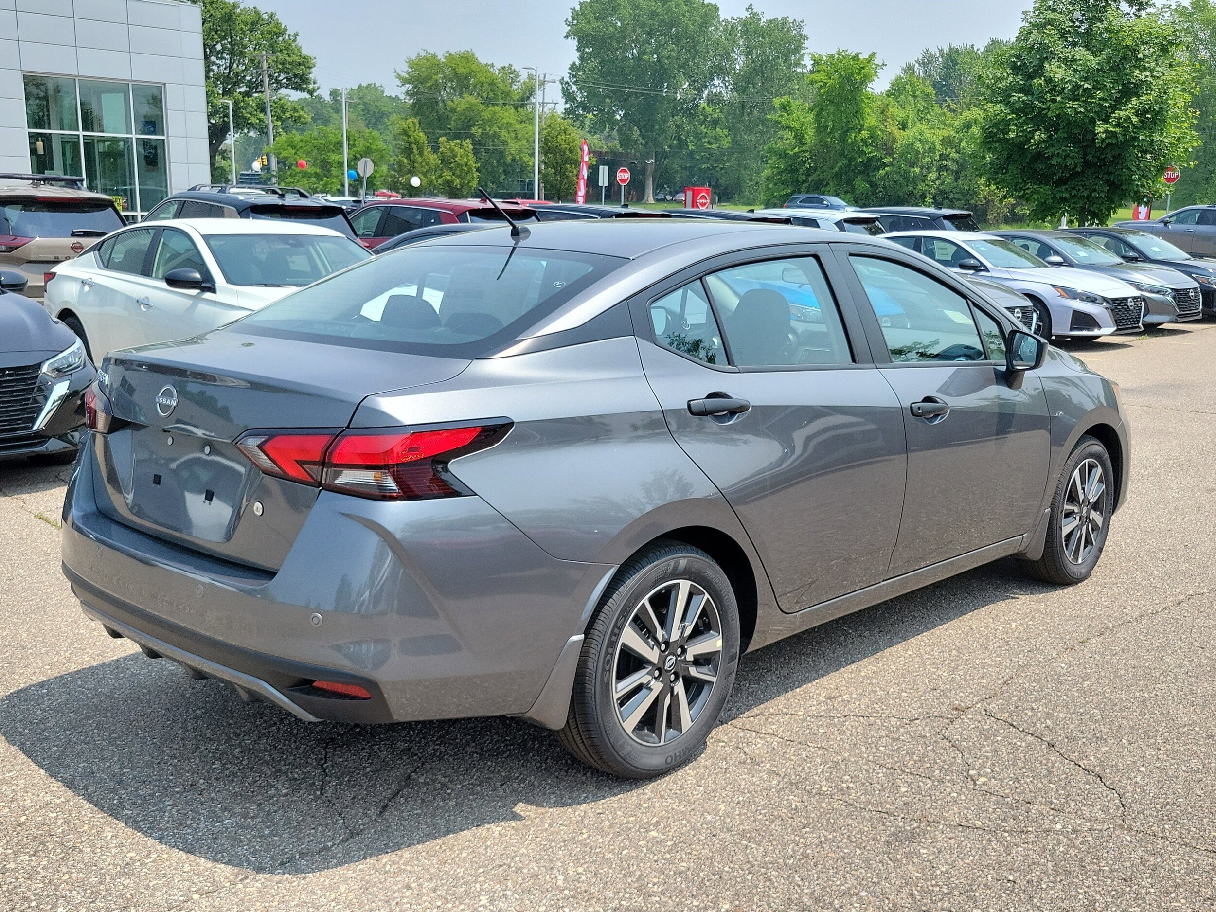 2025 Nissan Versa 1.6 S photo 3