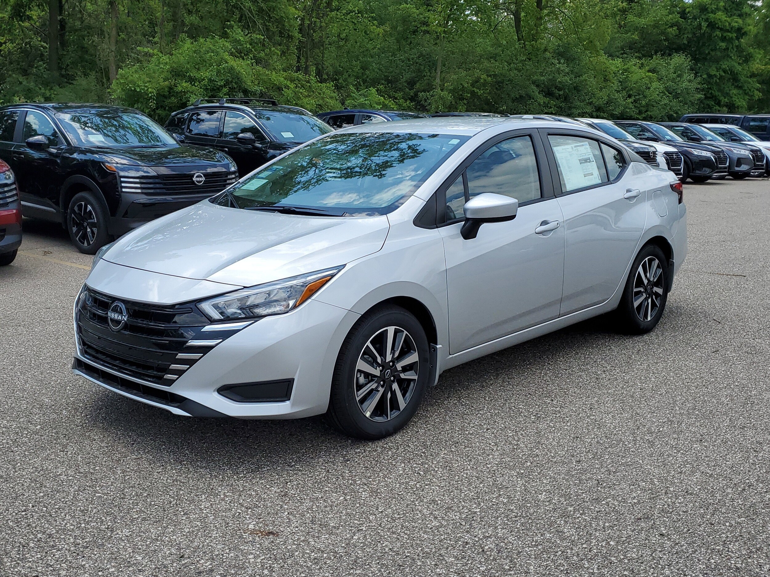 2025 Nissan Versa 1.6 SV photo 2