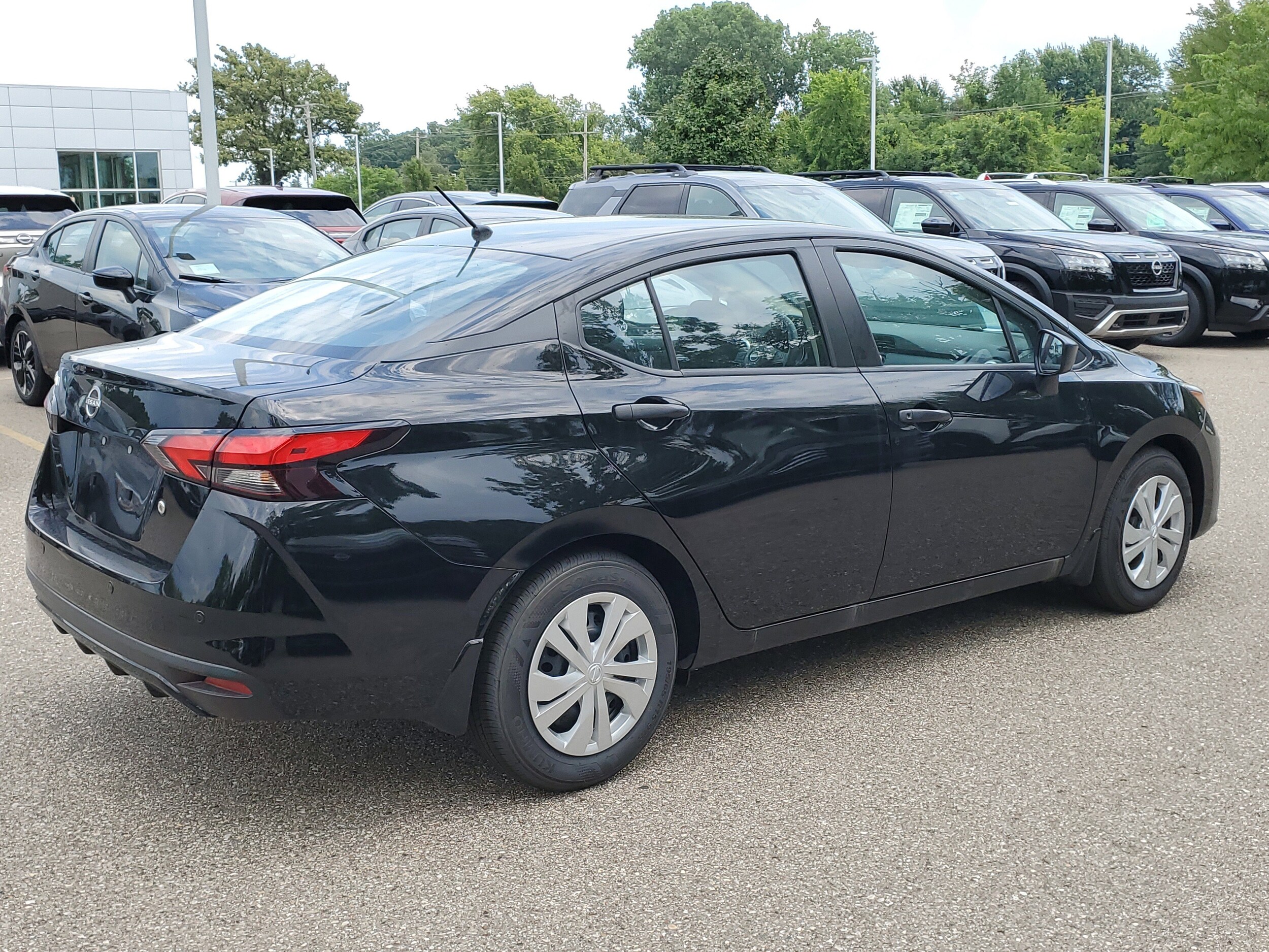 2025 Nissan Versa 1.6 S photo 3