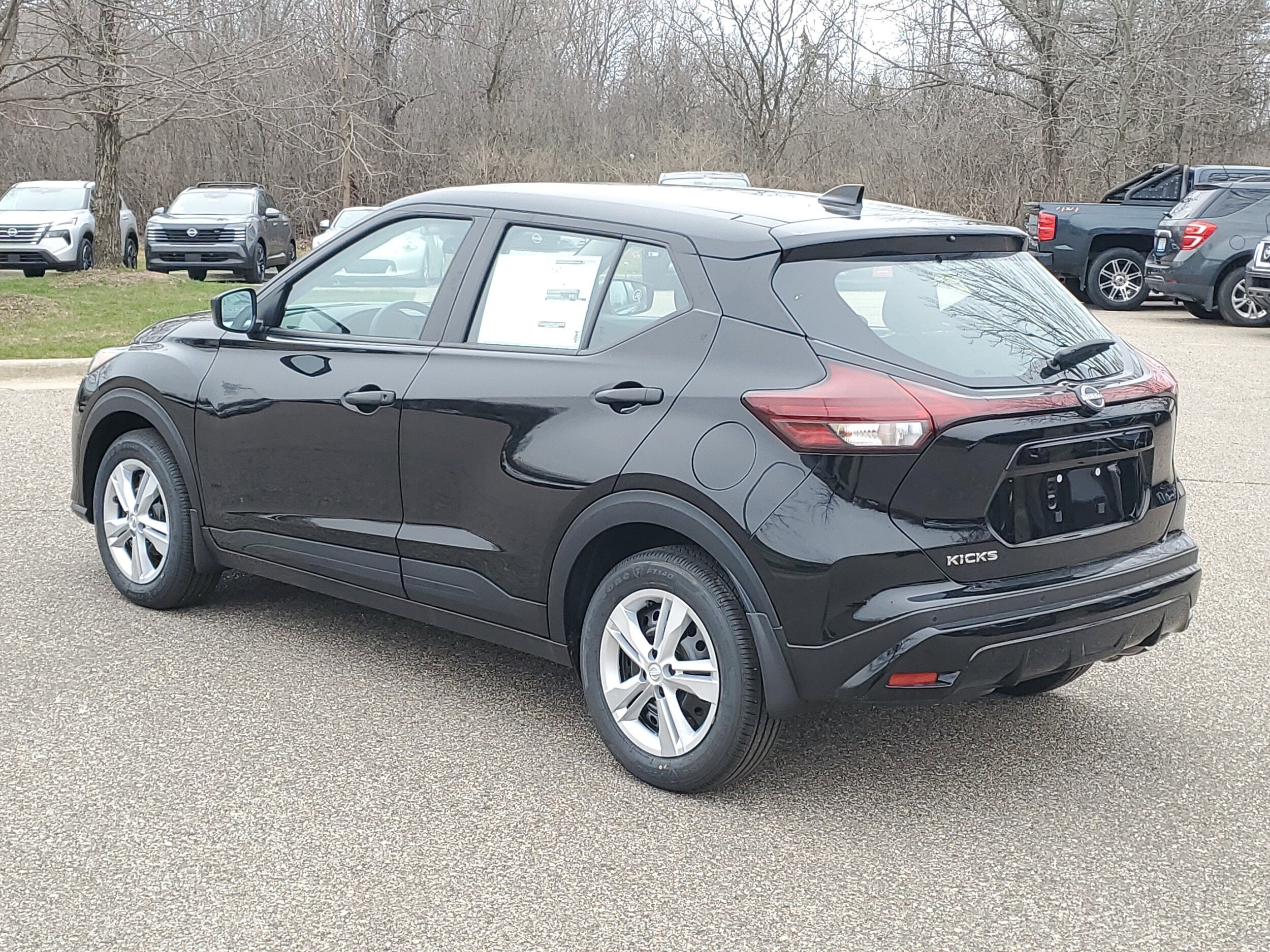 2025 Nissan Kicks Play S photo 3