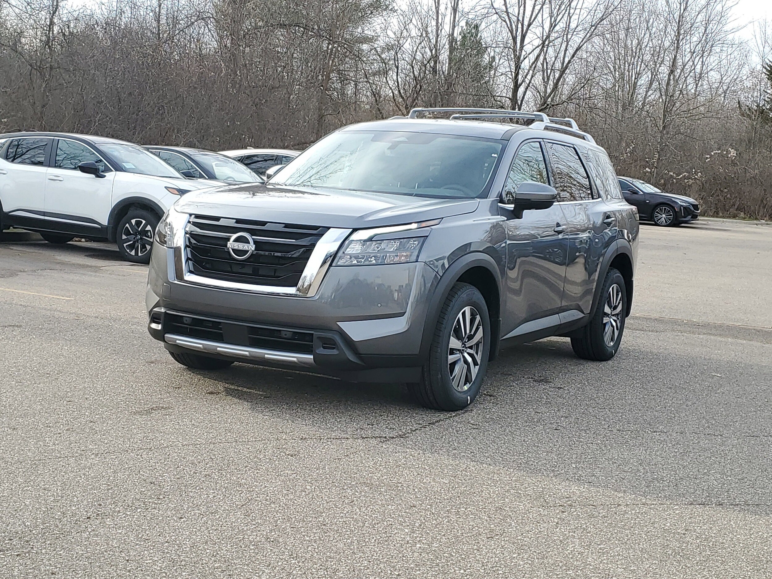 2025 Nissan Pathfinder SL photo 2