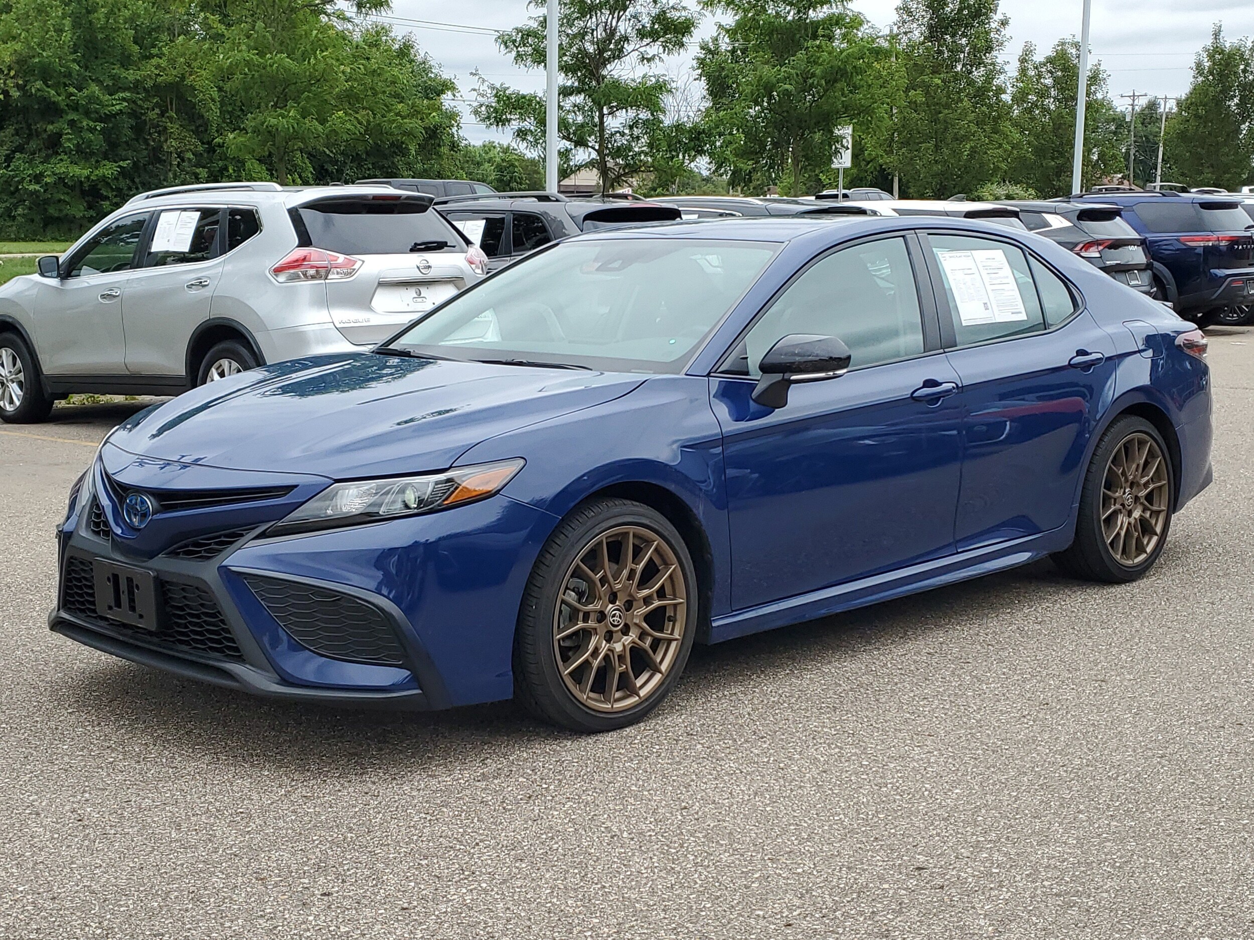2024 Toyota Camry Hybrid SE photo 2
