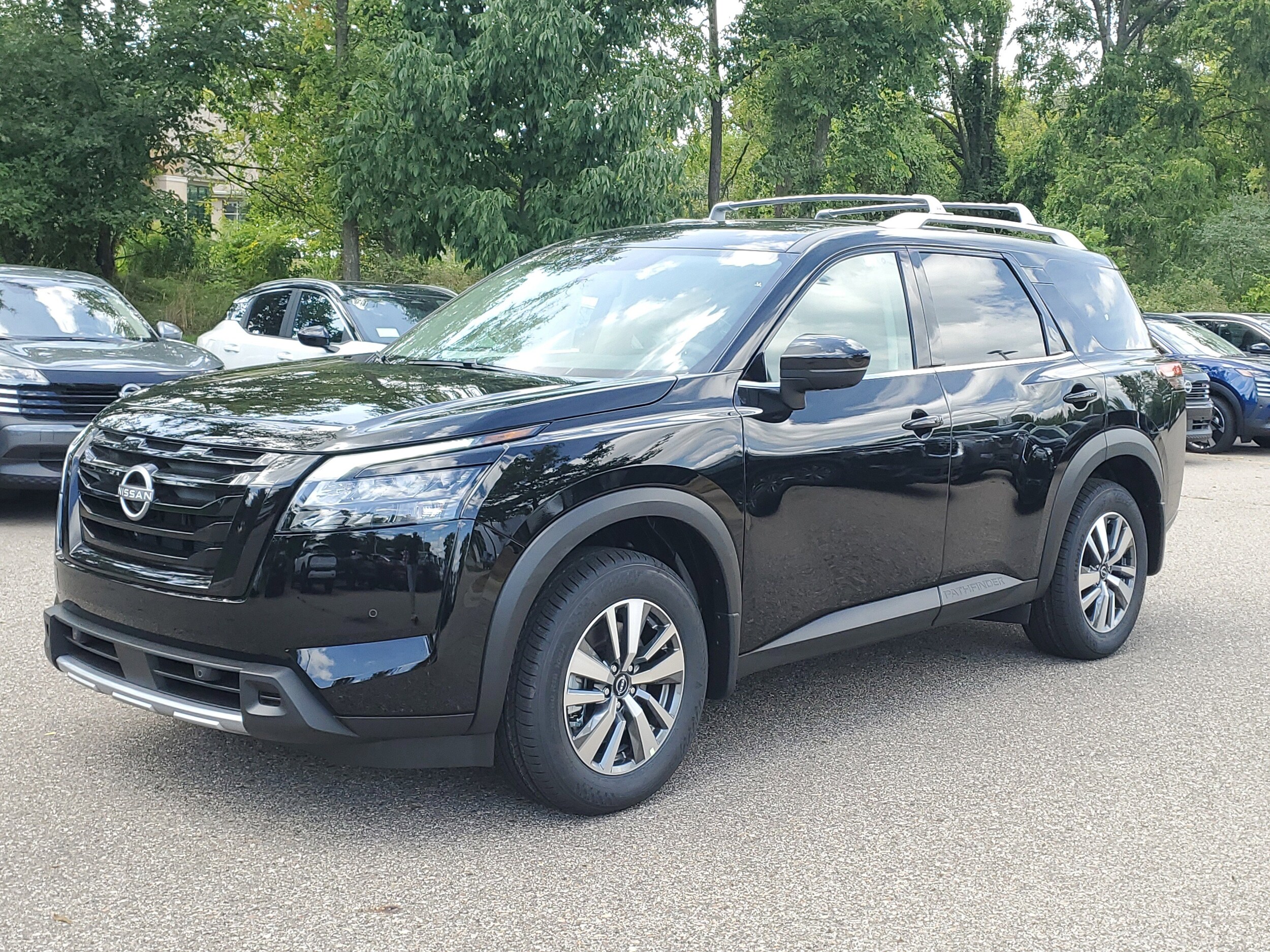 2025 Nissan Pathfinder SL photo 2