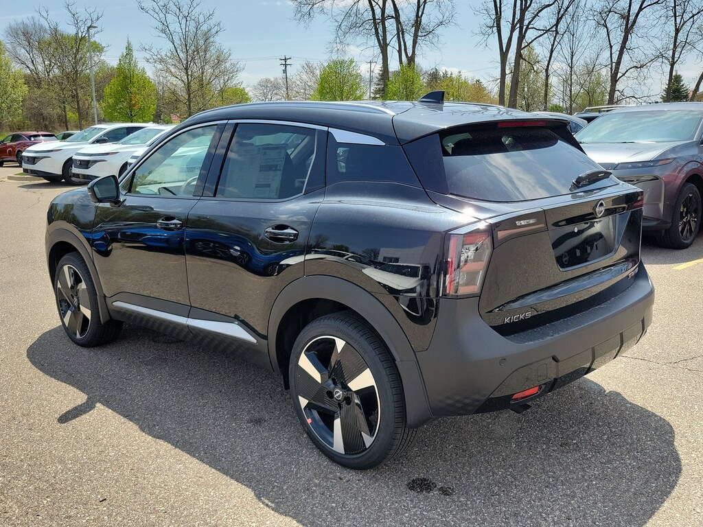 New 2025 Nissan Kicks SR SUV