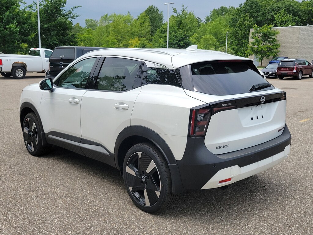 New 2025 Nissan Kicks SR SUV