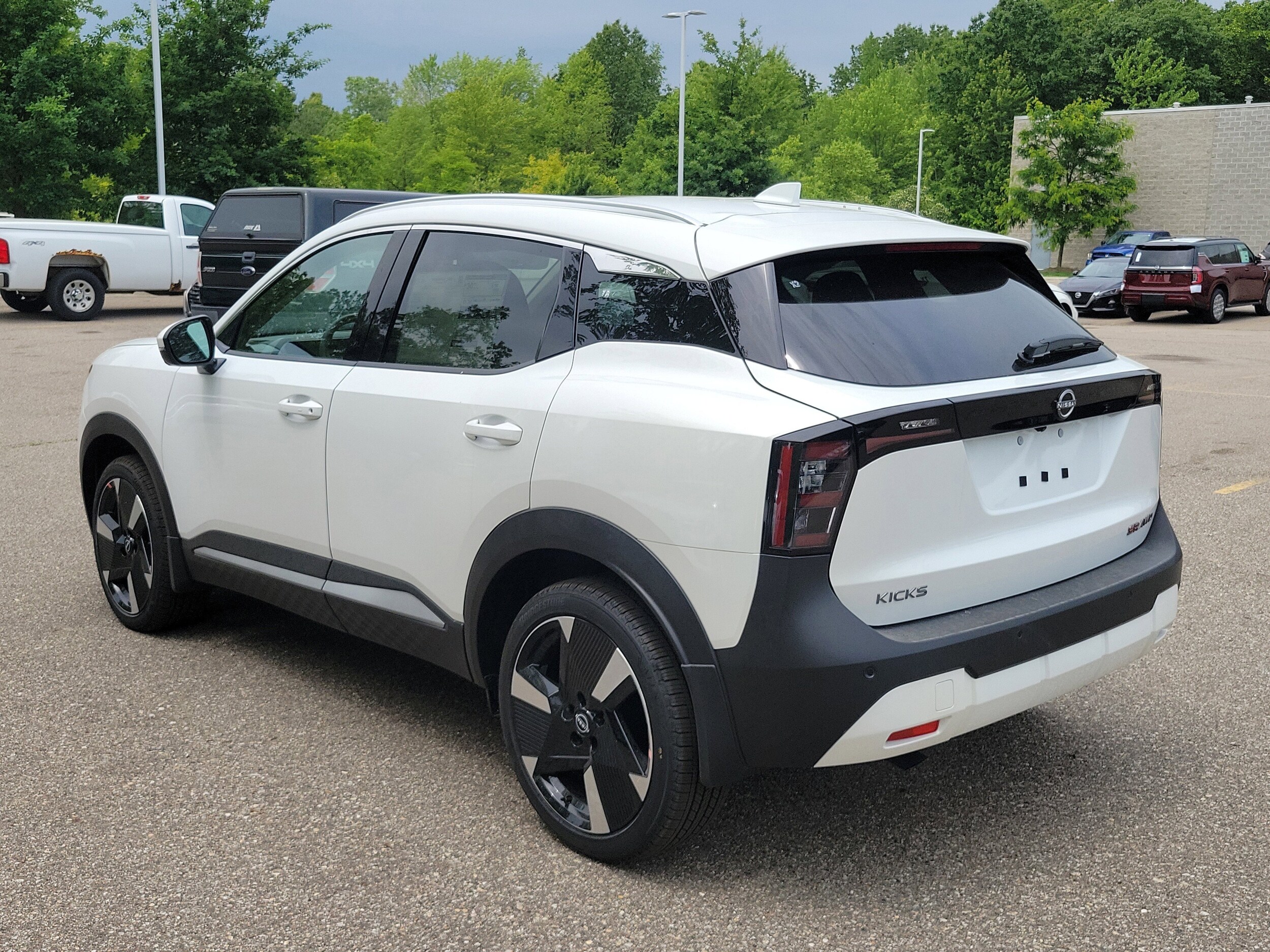 2025 Nissan Kicks SR photo 3