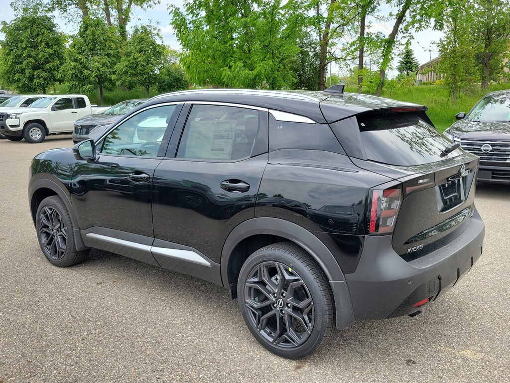 New 2025 Nissan Kicks SR SUV