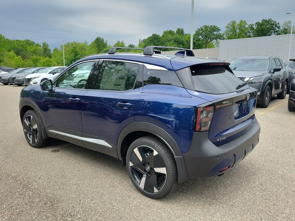 New 2025 Nissan Kicks SR SUV