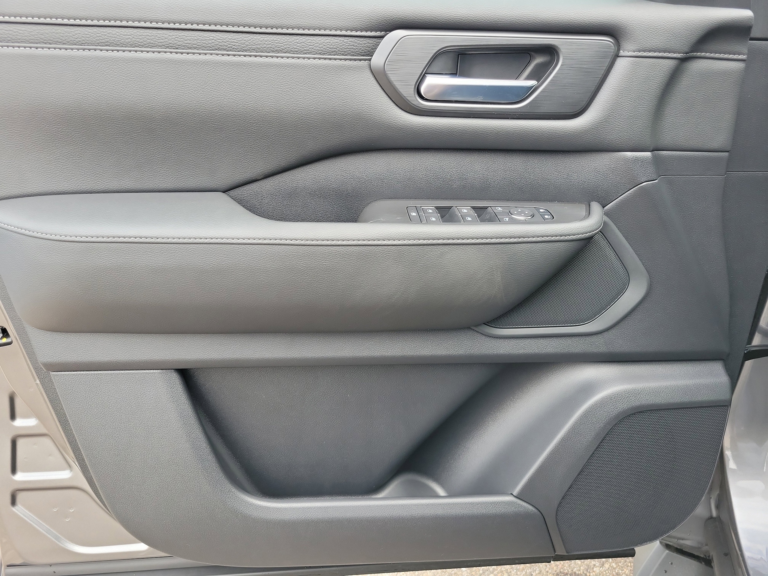 2025 Nissan Armada SV - Photo 18