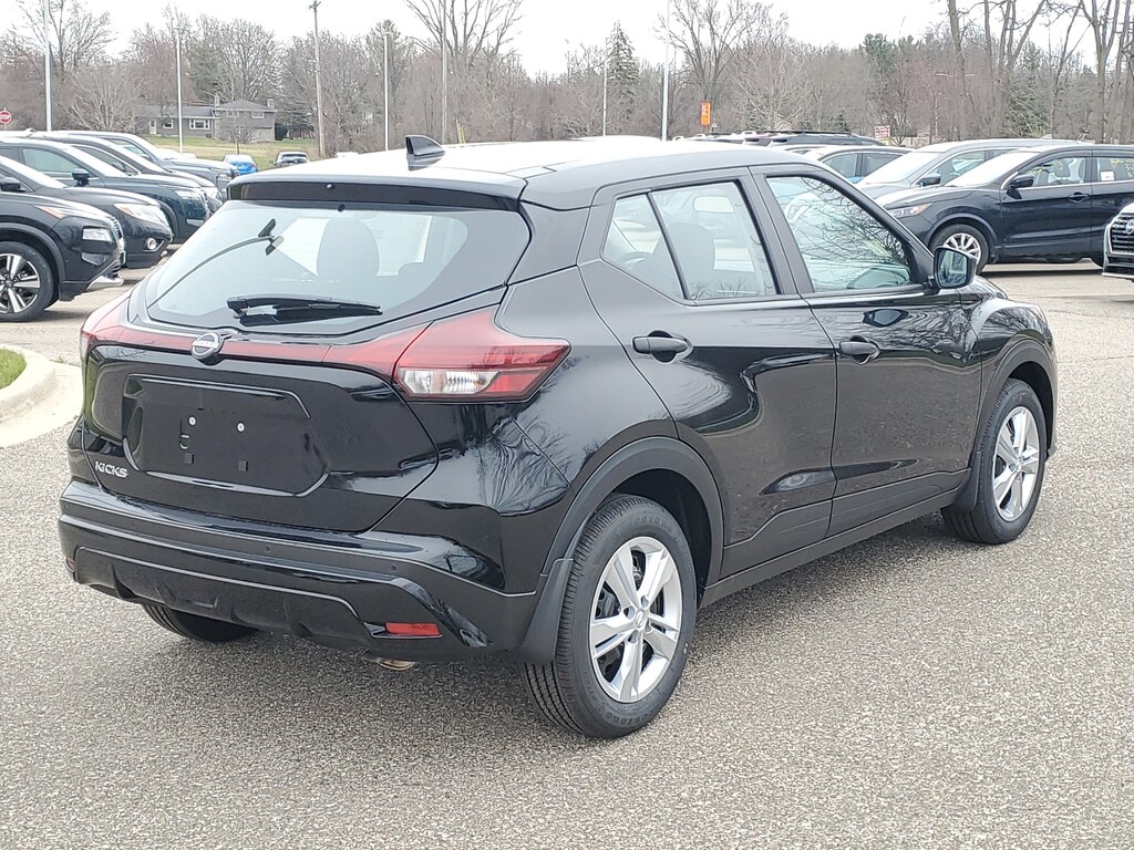 New 2025 Nissan Kicks Play S SUV