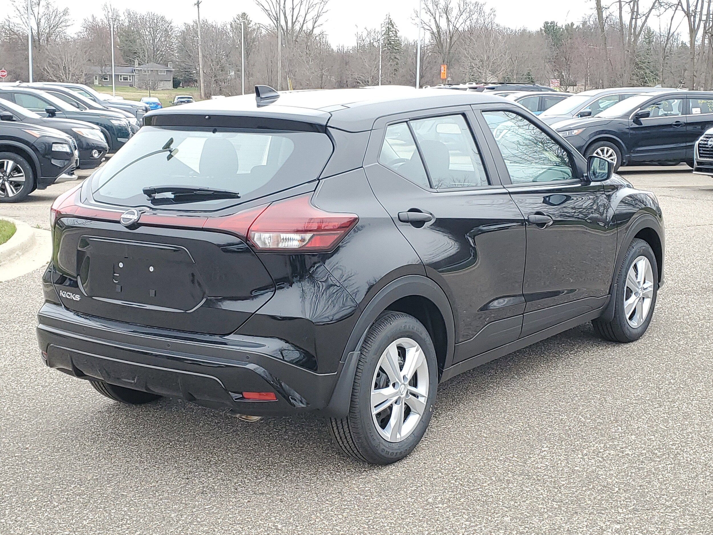 2025 Nissan Kicks Play S photo 4