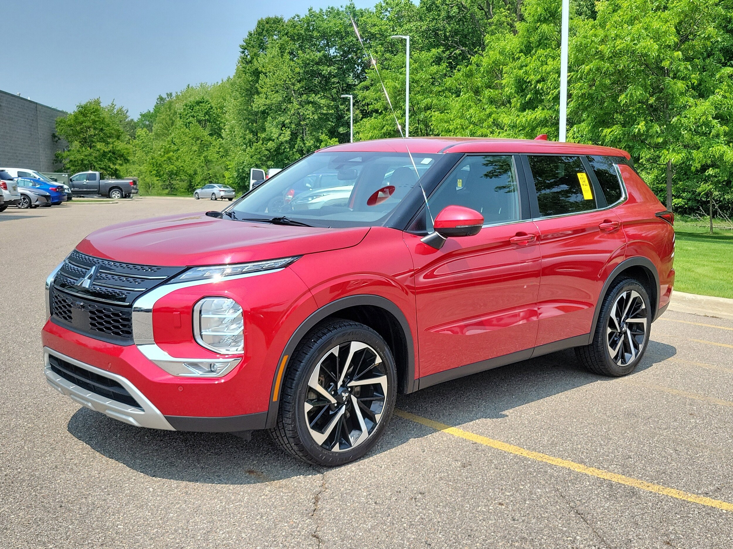 2023 Mitsubishi Outlander SE photo 2