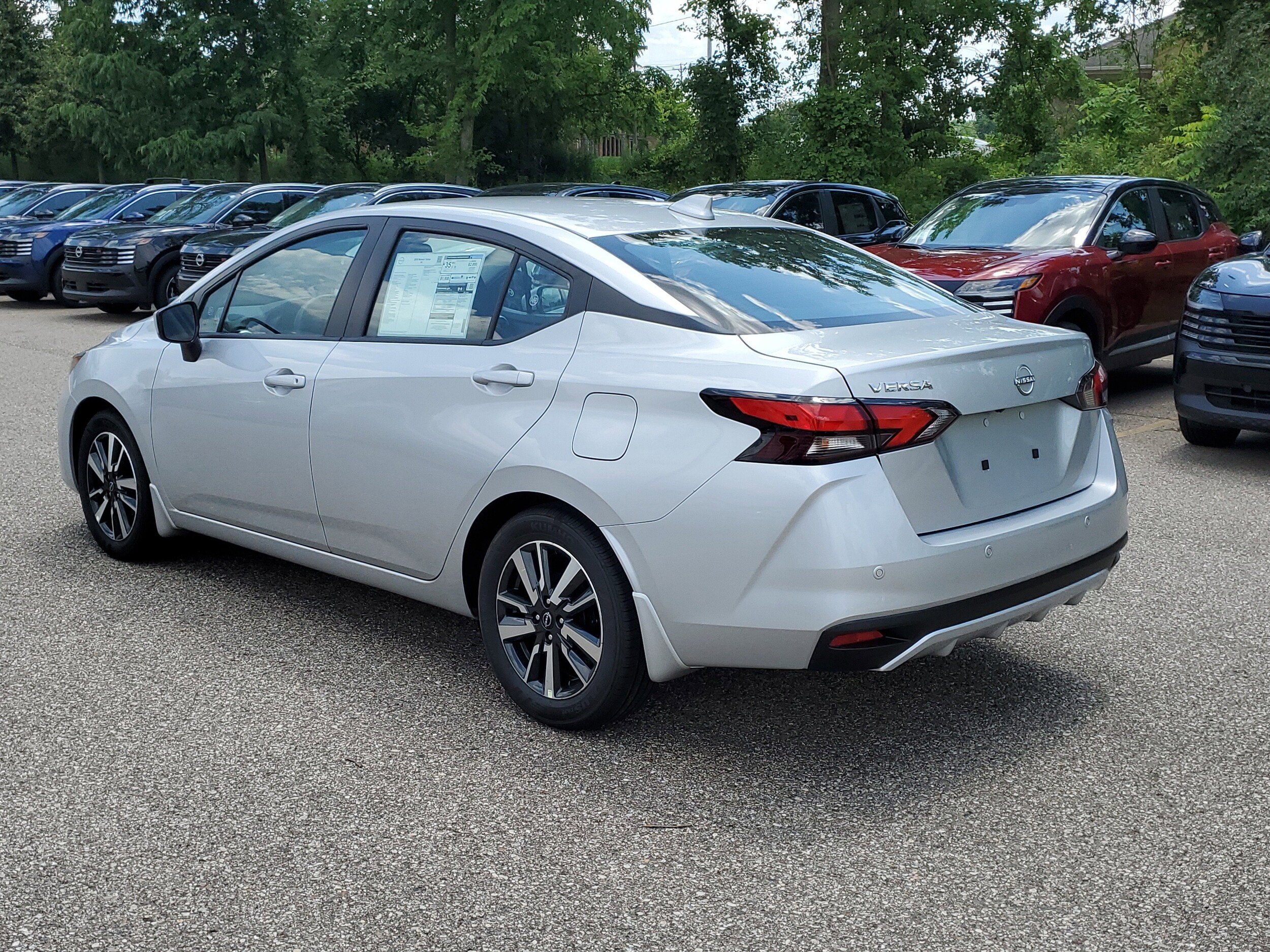2025 Nissan Versa 1.6 SV photo 3