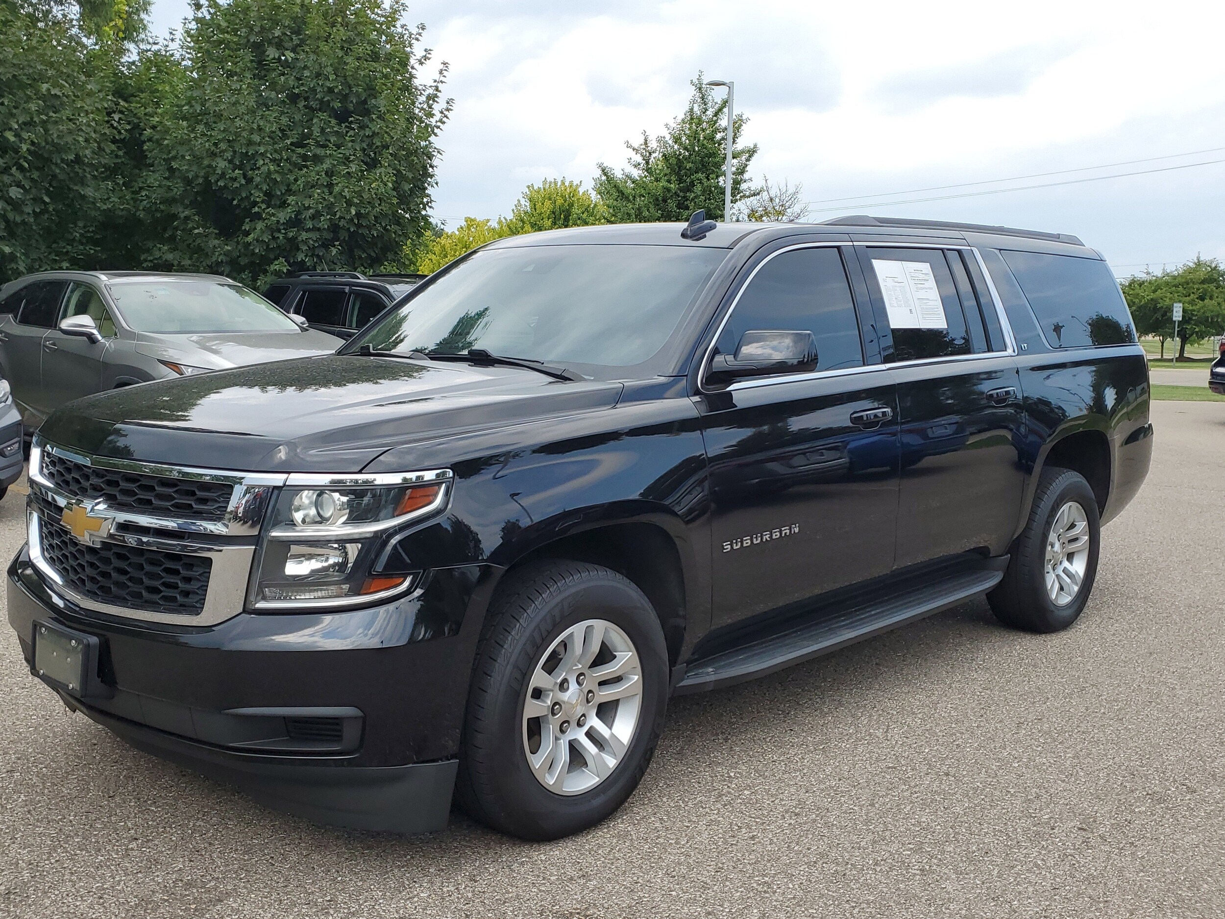 2020 Chevrolet Suburban LT photo 2
