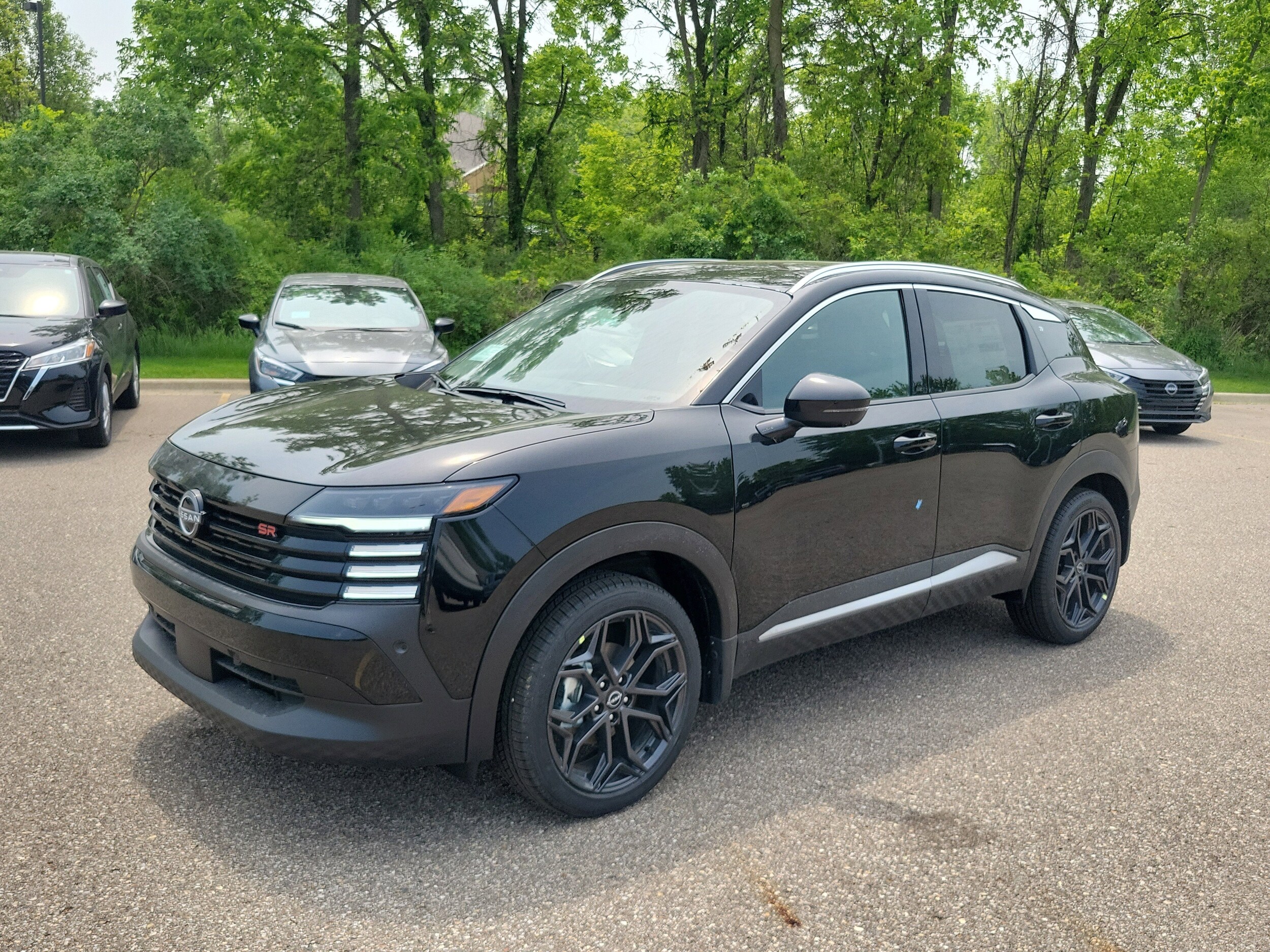 2025 Nissan Kicks SR photo 2