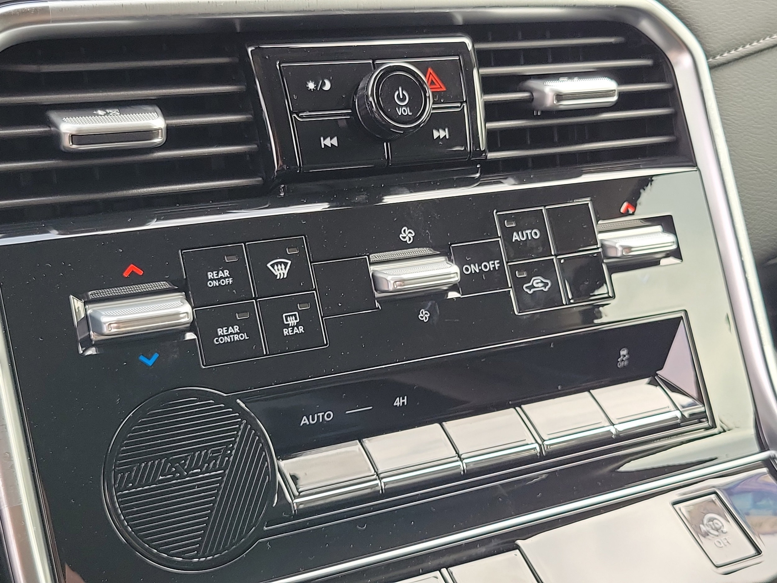 2025 Nissan Armada SV - Photo 15