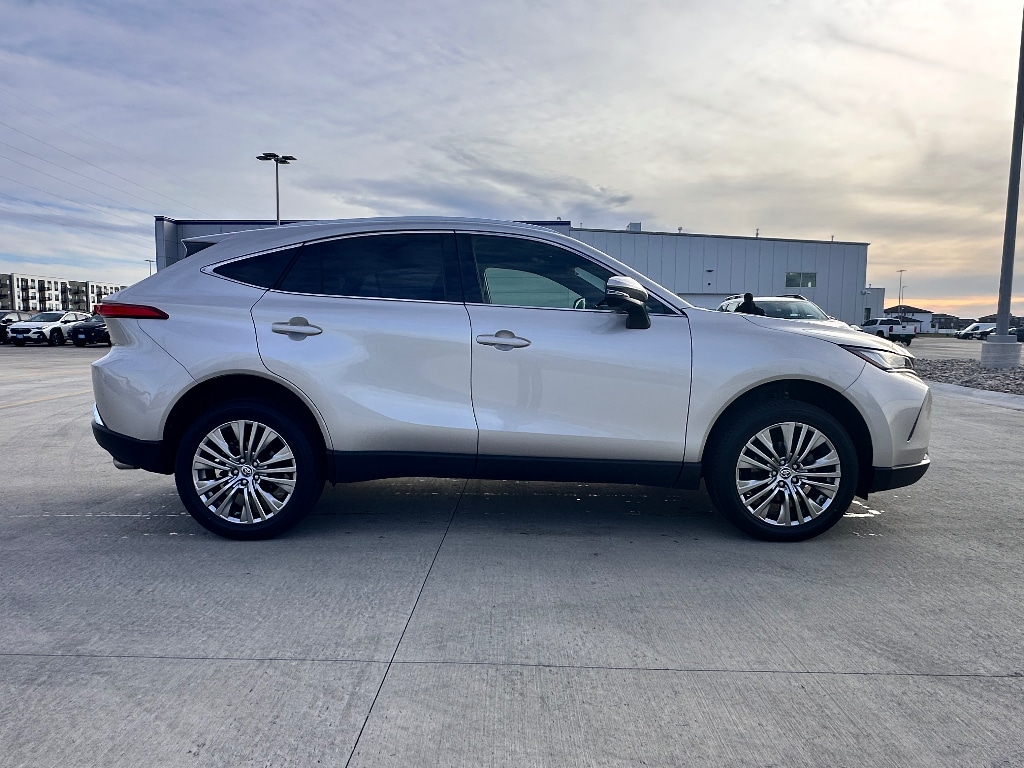 2022 Toyota Venza Limited photo 4