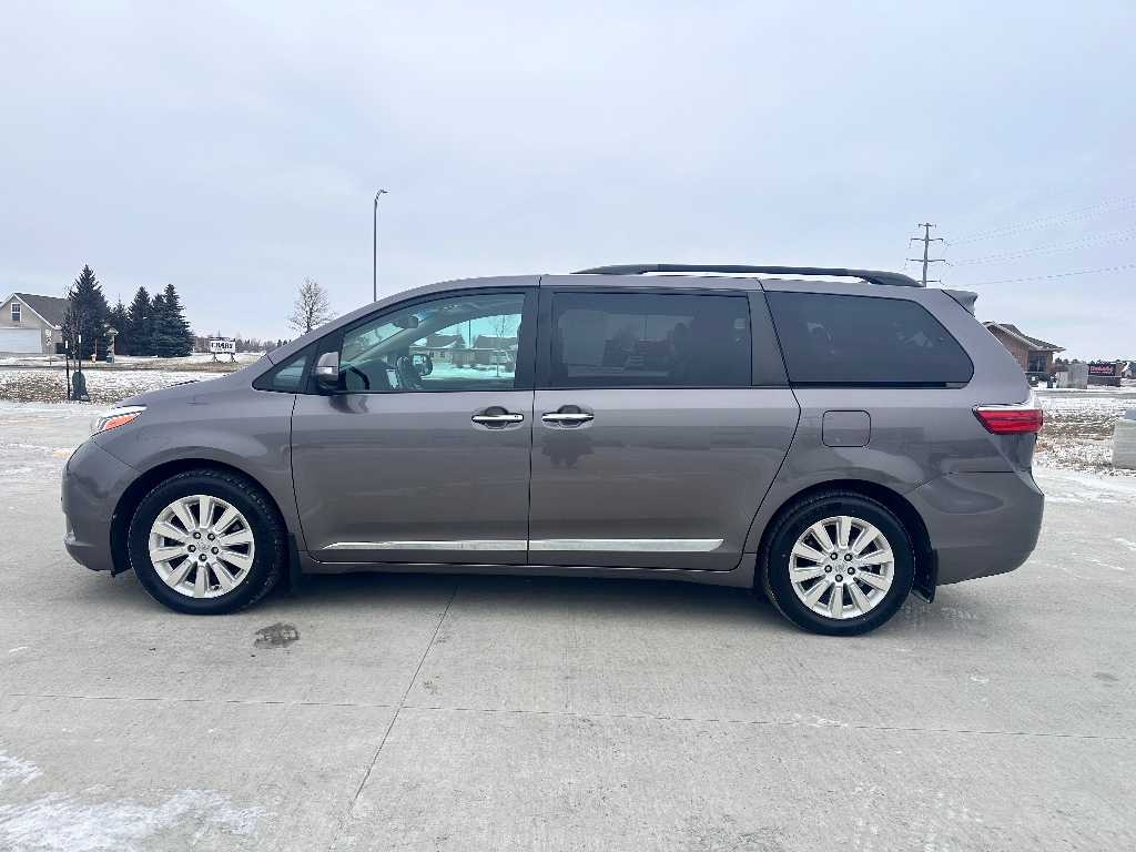 2015 Toyota Sienna Limited's photo