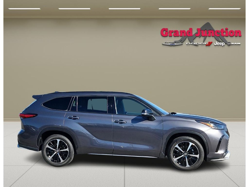 Used 2022 Toyota Highlander XSE with VIN 5TDJZRBH9NS213809 for sale in Grand Junction, CO